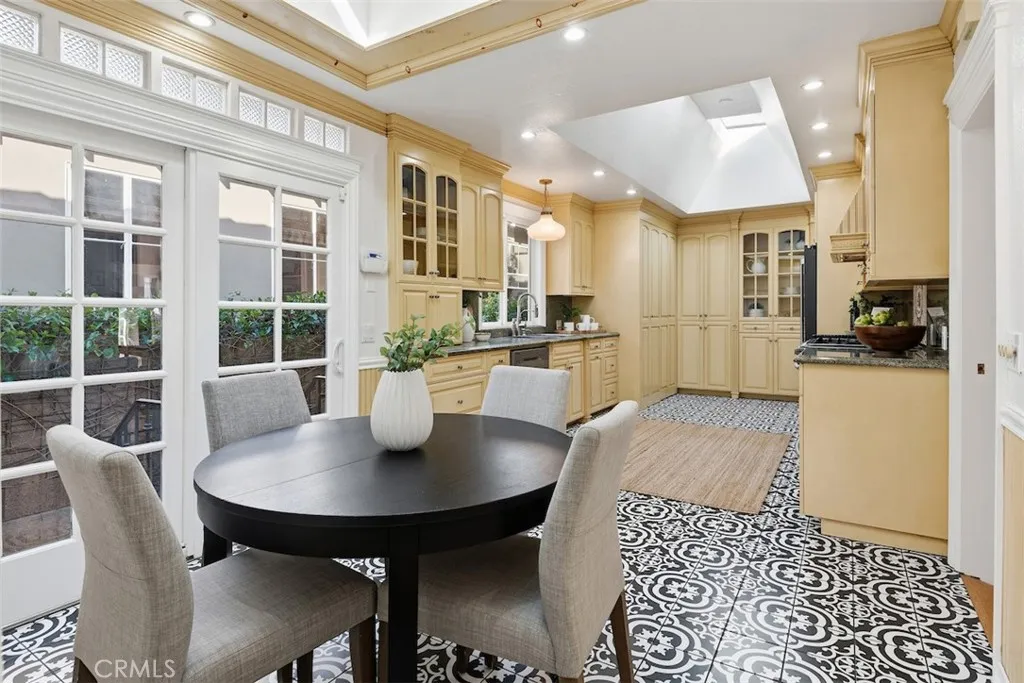 266 Park Avenue, Long Beach, California 90803 home-pic-12